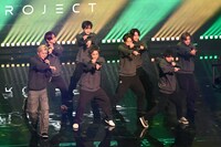 「RUN」をパフォーマンスする候補生の8人。