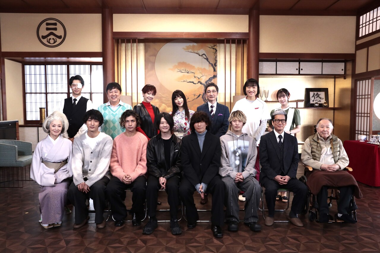 [Alexandros]「プライベートバンカー」撮影現場を訪問、天宮寺家の大広間で記念撮影