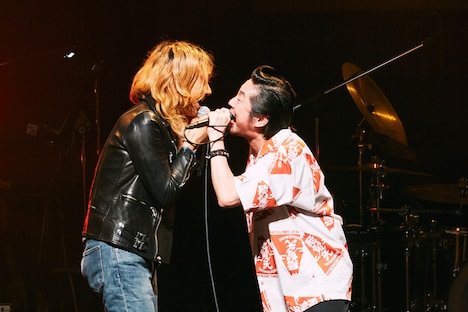 左から佐々木亮介(a flood of circle)、増子直純(怒髪天)。(撮影:新保勇樹)