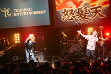 佐々木亮介（a flood of circle）と怒髪天。（撮影：新保勇樹）