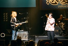 左から佐々木亮介（a flood of circle）、増子直純（怒髪天）。（撮影：新保勇樹）