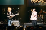 左から佐々木亮介(a flood of circle)、増子直純(怒髪天)。(撮影:新保勇樹)
