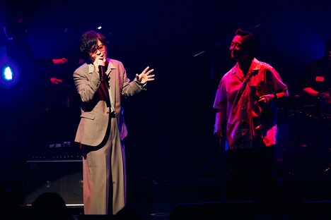 左から中田裕二、増子直純(怒髪天)。(撮影:新保勇樹)