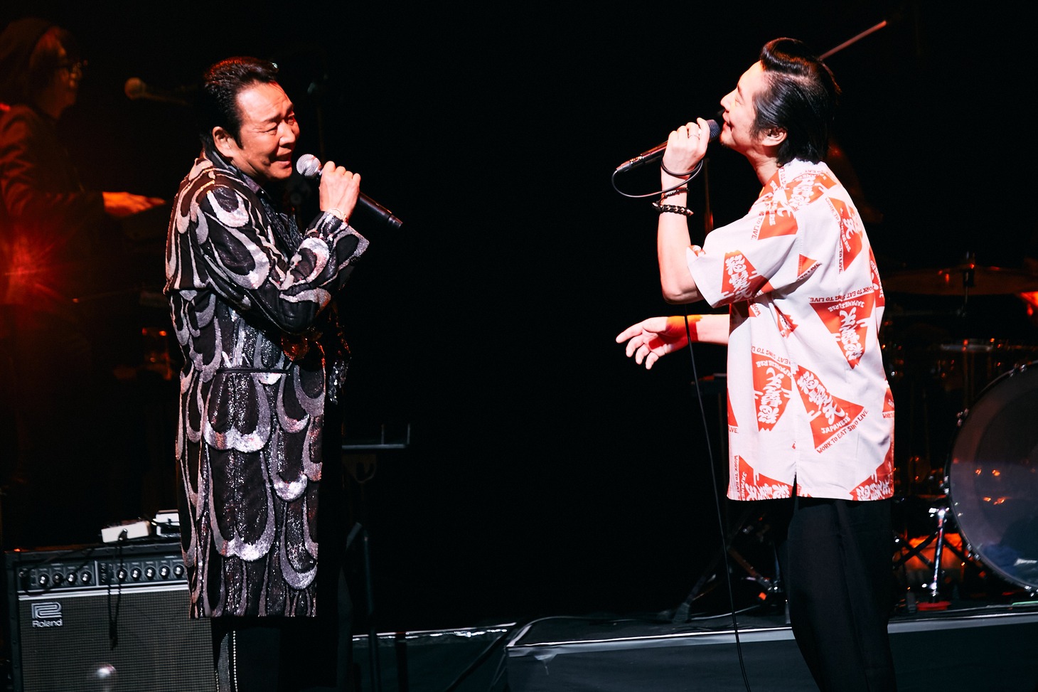 左から山本譲二、増子直純（怒髪天）。（撮影：新保勇樹）