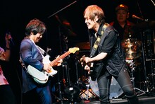 左から根本要（スターダスト☆レビュー）、上原子友康（怒髪天）。（撮影：新保勇樹）