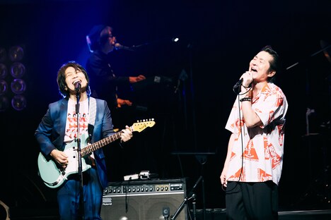 左から根本要、増子直純(怒髪天)。(撮影:新保勇樹)