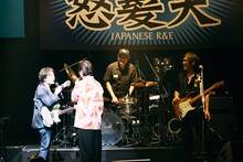 根本要（スターダスト☆レビュー）と怒髪天。（撮影：新保勇樹）