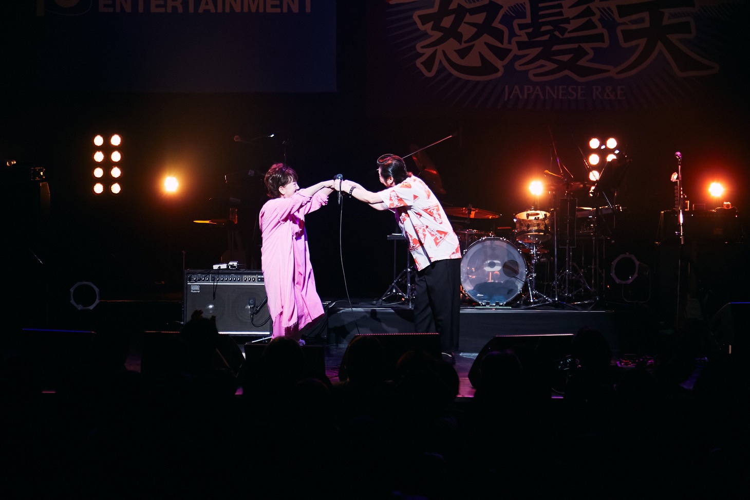 グータッチする川中美幸（左）と増子直純（右 / 怒髪天）。（撮影：新保勇樹）