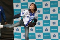 投球練習中の相川七瀬。