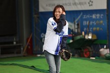 投球練習中の相川七瀬。