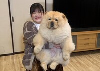 チャウチャウを抱くあんり（ぼる塾）。©TBS