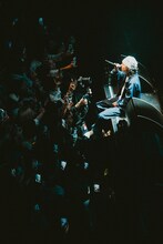 観客の近くで歌うKvi Baba。（Photo by cherry chill will.）