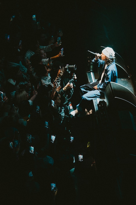 観客の近くで歌うKvi Baba。(Photo by cherry chill will.)
