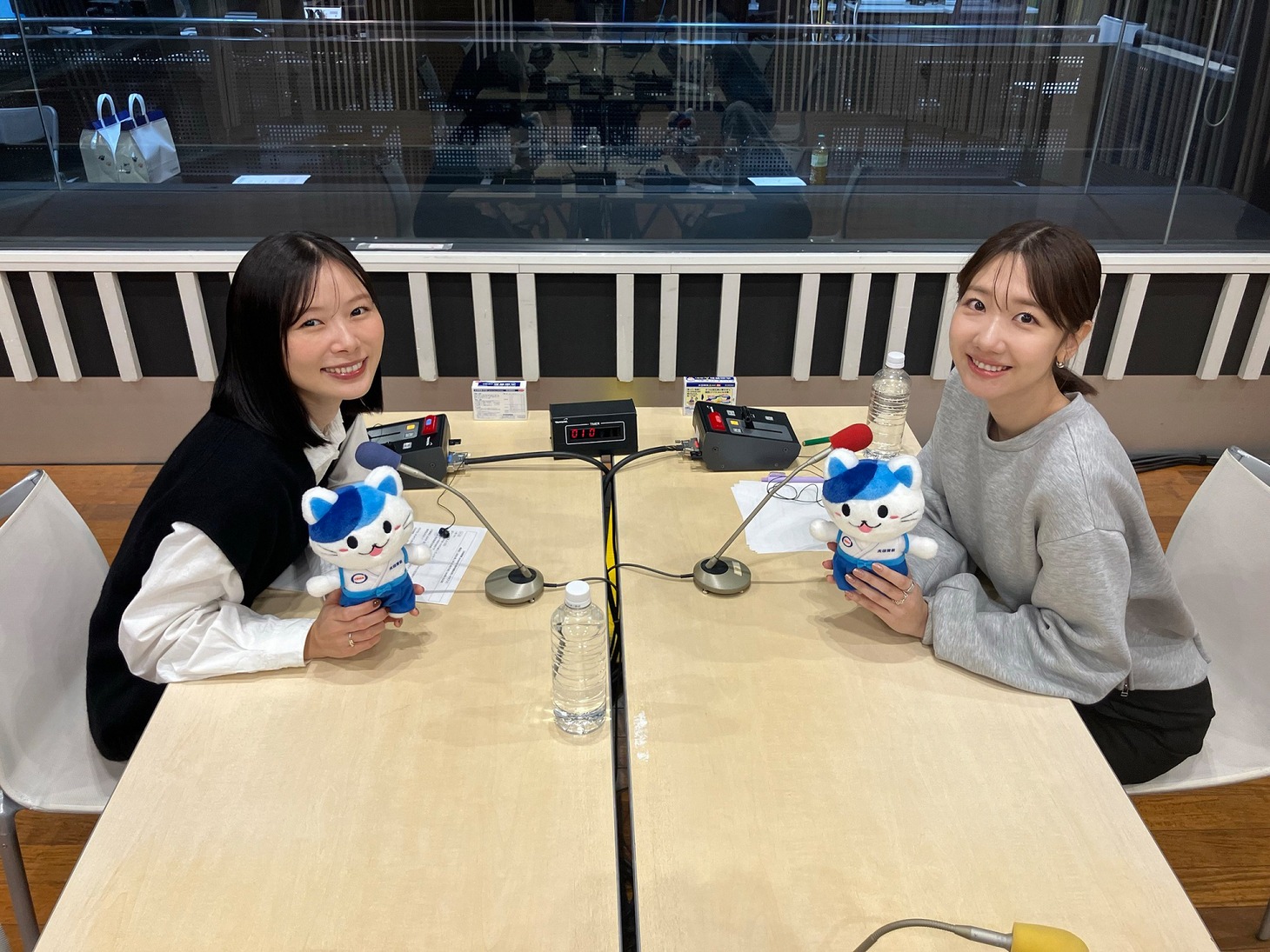 左から朝日奈央、柏木由紀。