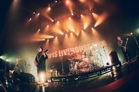 ASIAN KUNG-FU GENERATIONのライブの様子。