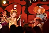 豆を撒く平山みき、ギャランティーク和恵。(Photo by Chum)
