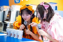 「えみぱる特製！」という“魔法”をカフェラテにかけるCUTIE STREETの川本笑瑠と桜庭遥花。