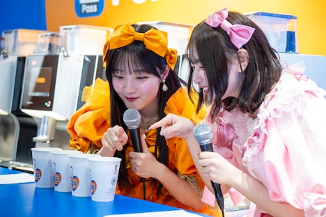 「えみぱる特製！」という“魔法”をカフェラテにかけるCUTIE STREETの川本笑瑠と桜庭遥花。