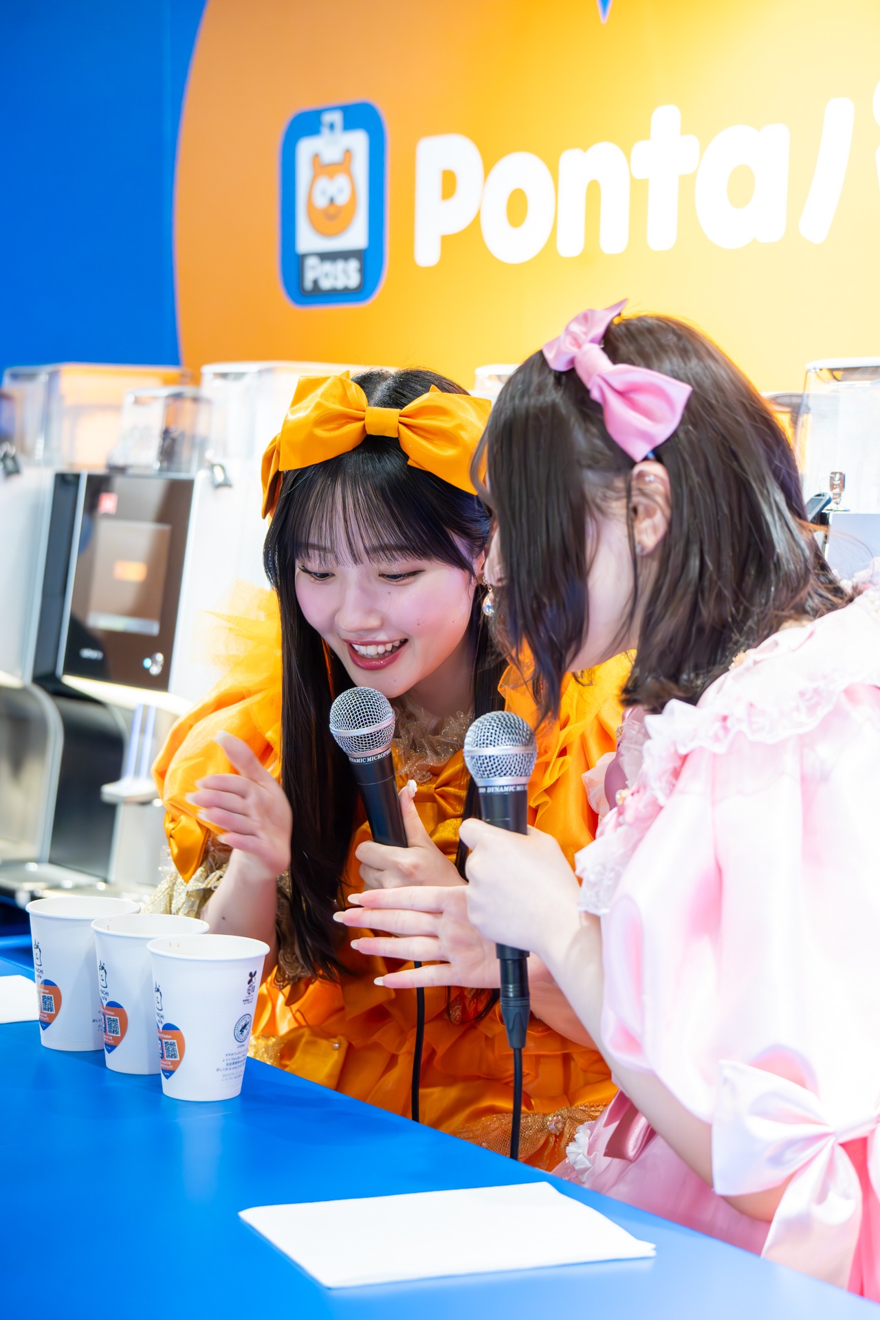 「えみぱる特製！」という“魔法”をカフェラテにかけるCUTIE STREETの川本笑瑠と桜庭遥花。