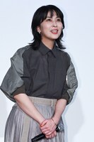 観客の反応をうかがう松たか子。