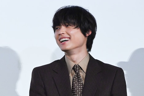 笑顔の松村北斗。