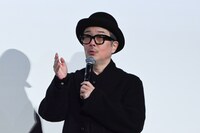 吉岡里帆に苦情を入れるリリー・フランキー。