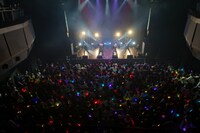 二丁目の魁カミングアウト「ワンマンライブ in Zepp Shinjuku 『これがアイドルだ』」の様子。（撮影：小林公士）