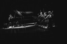 弦カルテットとともに演奏する清竜人。