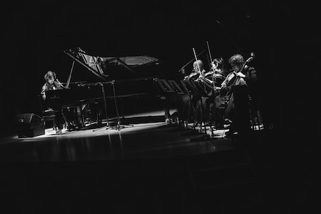 弦カルテットとともに演奏する清竜人。