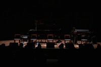 整然と並ぶ5つの椅子。