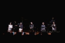 椅子に腰掛けて歌う清 竜人25。