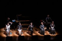 椅子に腰掛けて歌う清 竜人25。