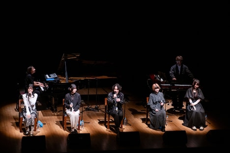 椅子に腰掛けて歌う清 竜人25。