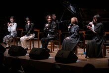 リラックスしてトークする清 竜人25。