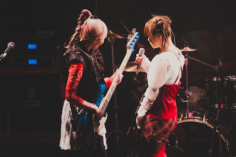 やまもとひかる（B）、石野理子（Vo）。（Photo by Kato Shumpei）