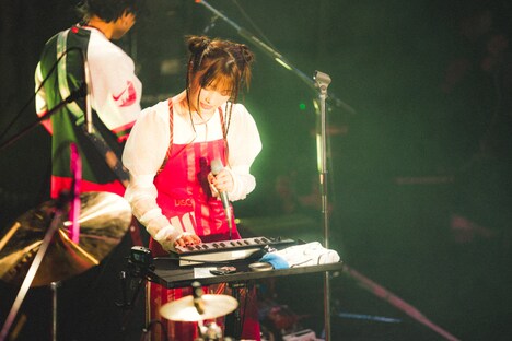 シンセサイザーを弾く石野理子（Vo）。（Photo by Kato Shumpei）