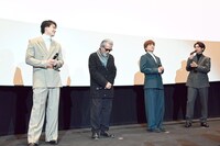 鈴木伸之（左）と思い出話に耽るGENERATIONS（右）。