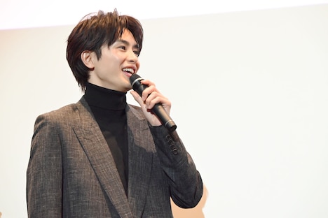 片寄涼太（GENERATIONS）の衣装を見る草川拓弥（超特急）。