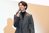 草川拓弥(超特急)の衣装を見る片寄涼太(GENERATIONS)。