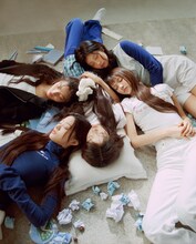 ILLIT「Almond Chocolate」スペシャルフォト (P)&(C) BELIFT LAB Inc.