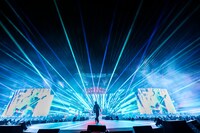 人気画像9位は「Mrs. GREEN APPLE一度限りの上映イベント開催、舞台挨拶＆全国生中継あり」より、Mrs. GREEN APPLEのライブの様子。（撮影：田中聖太郎写真事務所）© ユニバーサルミュージック