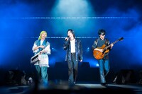 人気画像6位は「Mrs. GREEN APPLE一度限りの上映イベント開催、舞台挨拶＆全国生中継あり」より、Mrs. GREEN APPLE。（撮影：田中聖太郎写真事務所）© ユニバーサルミュージック