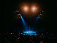 謎のオブジェクトが鎮座する開演前のアリーナ。（Photo by Jun Yokoyama）