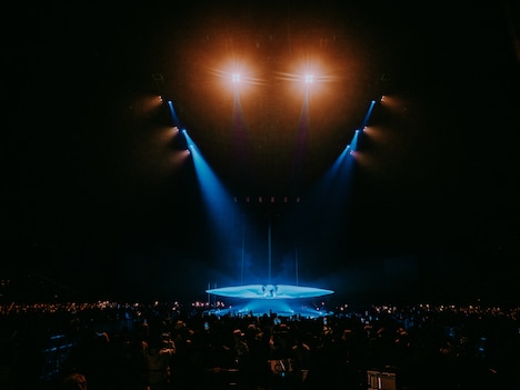 謎のオブジェクトが鎮座する開演前のアリーナ。(Photo by Jun Yokoyama)