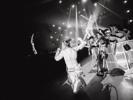 「TEENAGE VIBE」で客席を駆け巡るTohji。(Photo by Jun Yokoyama)
