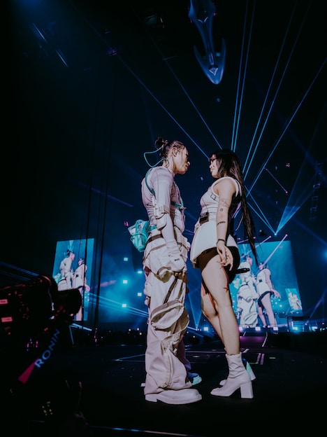 TohjiとElle Teresa。(Photo by Jun Yokoyama)