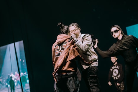 抱き合うTohjiとFuji Taito。(Photo by Jun Yokoyama)