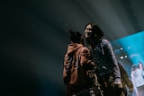 抱き合うTohjiと釈迦坊主。(Photo by Jun Yokoyama)