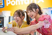「さきまゆの愛、受け取って！」という“魔法”をカフェラテにかけるSWEET STEADYの山内咲奈と白石まゆみ。