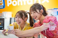 「さきまゆの愛、受け取って！」という“魔法”をカフェラテにかけるSWEET STEADYの山内咲奈と白石まゆみ。